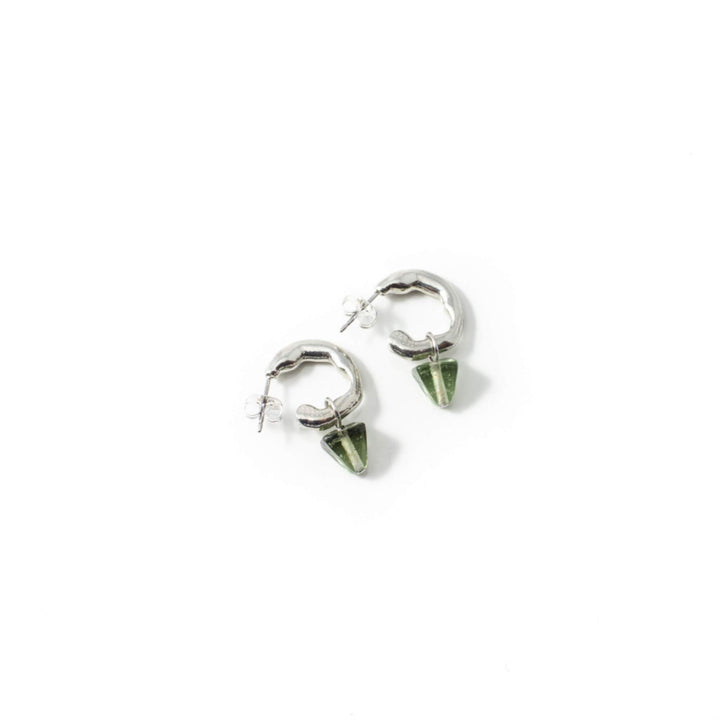 Boucles d'oreilles Anne-Marie Chagnon Enom avec anneaux argentés et pierres triangulaires vertes