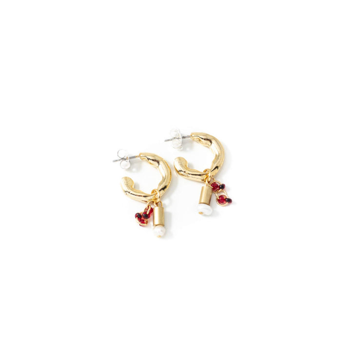 Boucles d'oreilles Anne-Marie Chagnon Jaber avec anneaux dorés, billes rouges, cylindres dorés et perles
