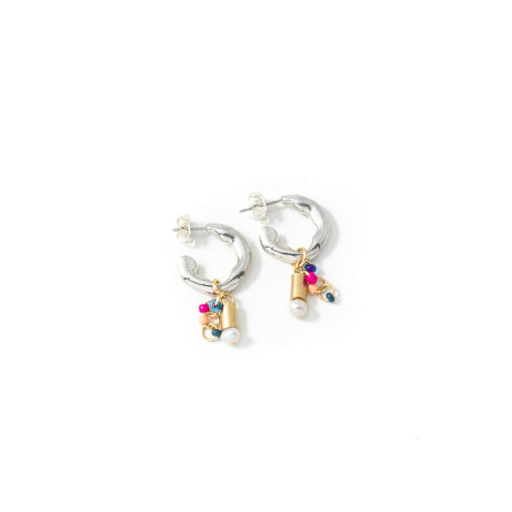Boucles d'oreilles Anne-Marie Chagnon Jaber avec anneaux argentés, billes roses et bleues, cylindres dorés et perles
