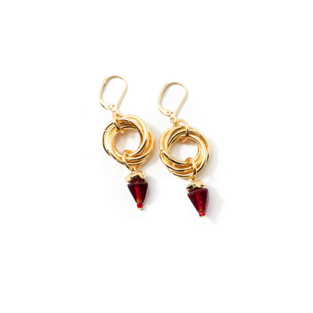 Boucles d'oreilles Anne-Marie Chagnon Jilka avec crochets dorés, anneaux dorés et pierre triangulaire rouges suspendue