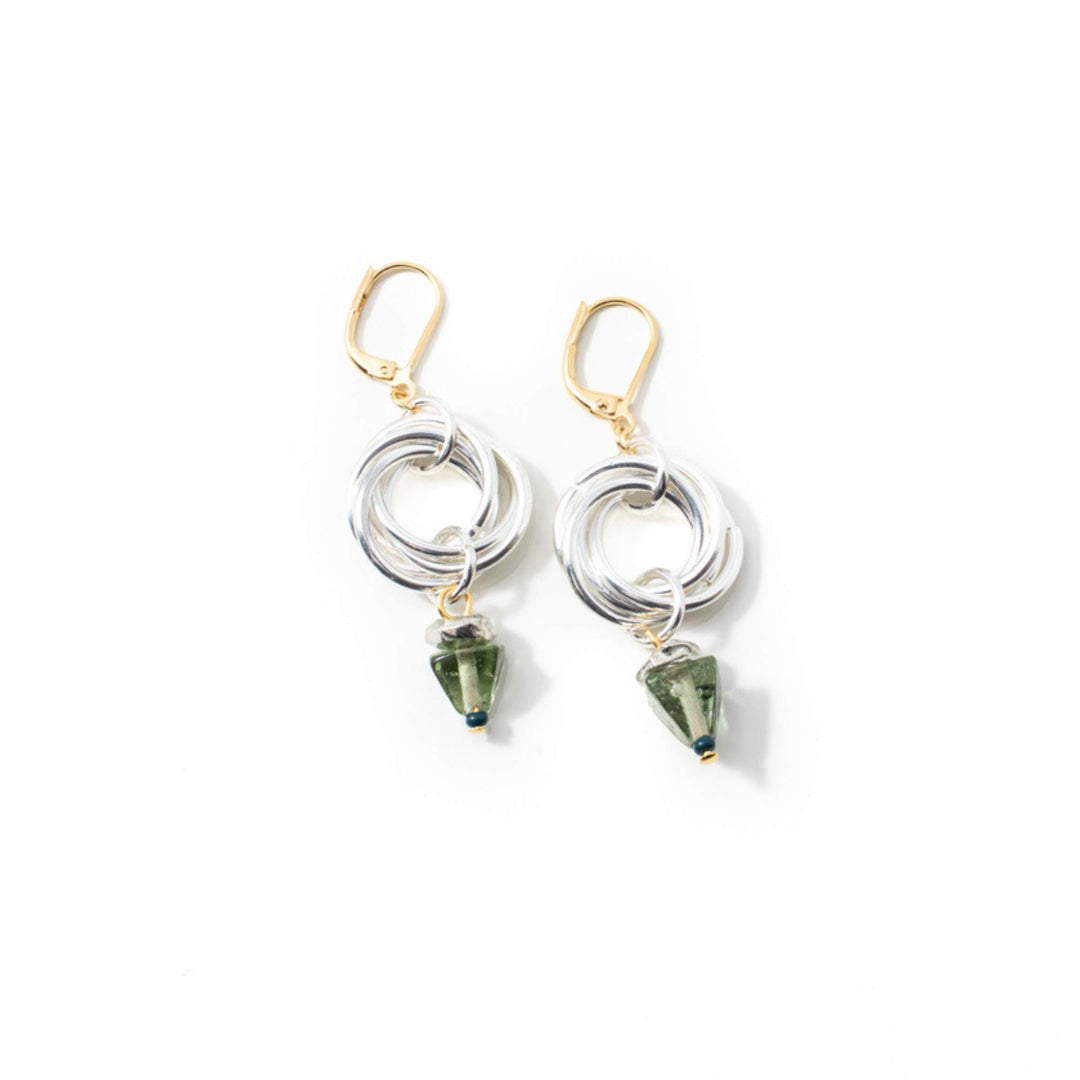 Boucles d'oreilles Anne-Marie Chagnon Jilka avec crochets dorés, anneaux argentés et pierre triangulaire verte suspendue