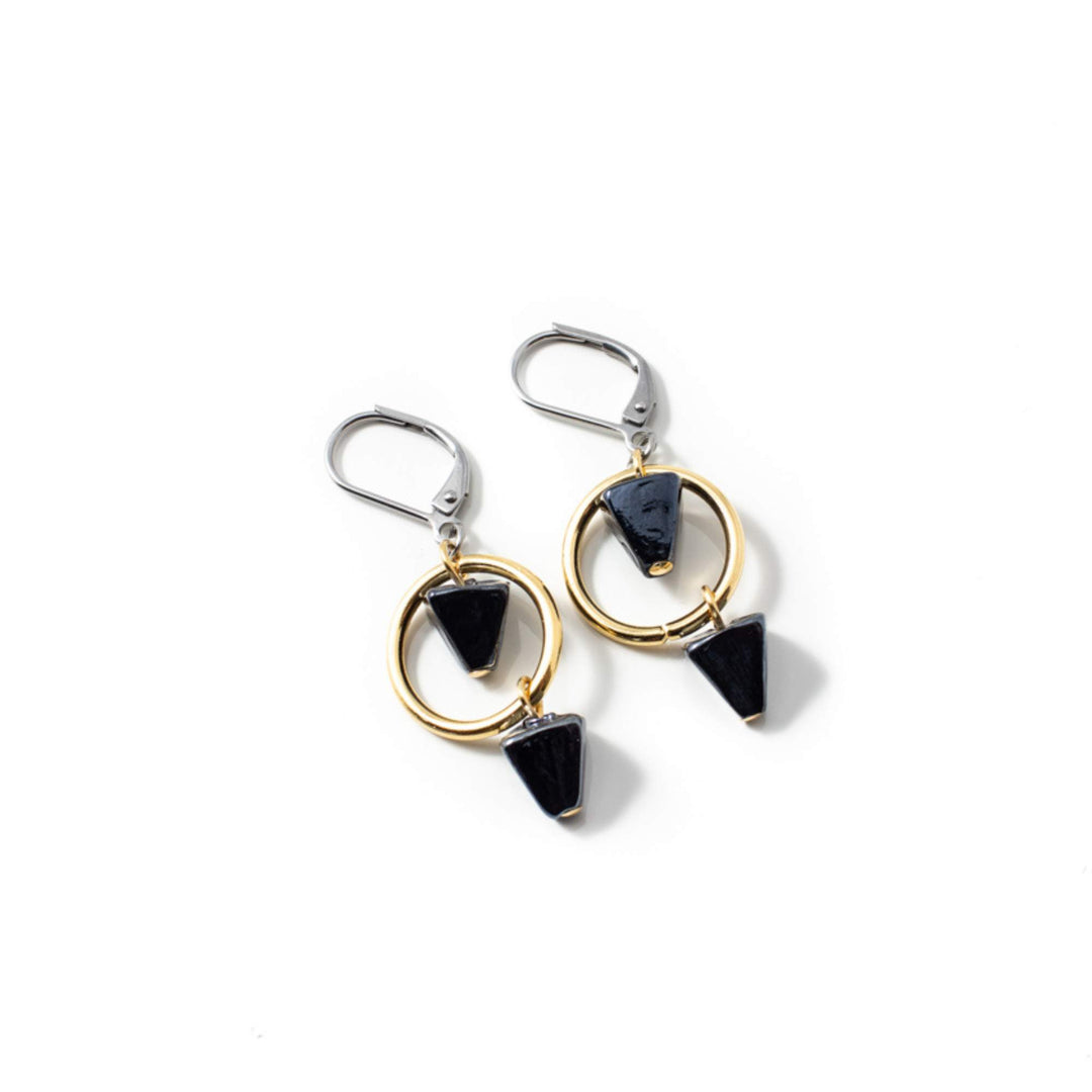 Boucles d'oreilles Anne-Marie Chagnon avec crochets argentés, anneaux dorés et pierres triangulaires noires