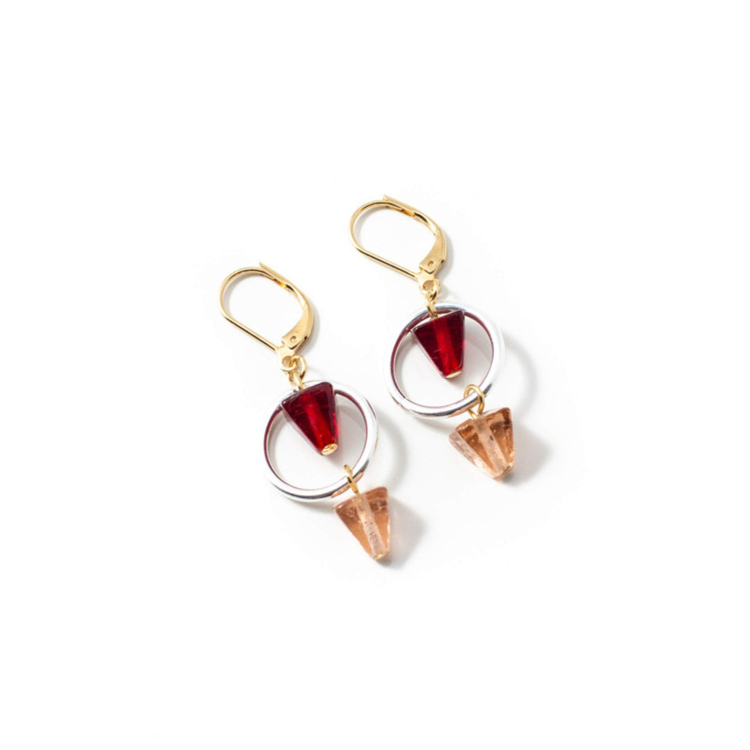 Boucles d'oreilles Anne-Marie Chagnon avec crochets dorés, anneaux argentés et pierres triangulaires rouges et beiges