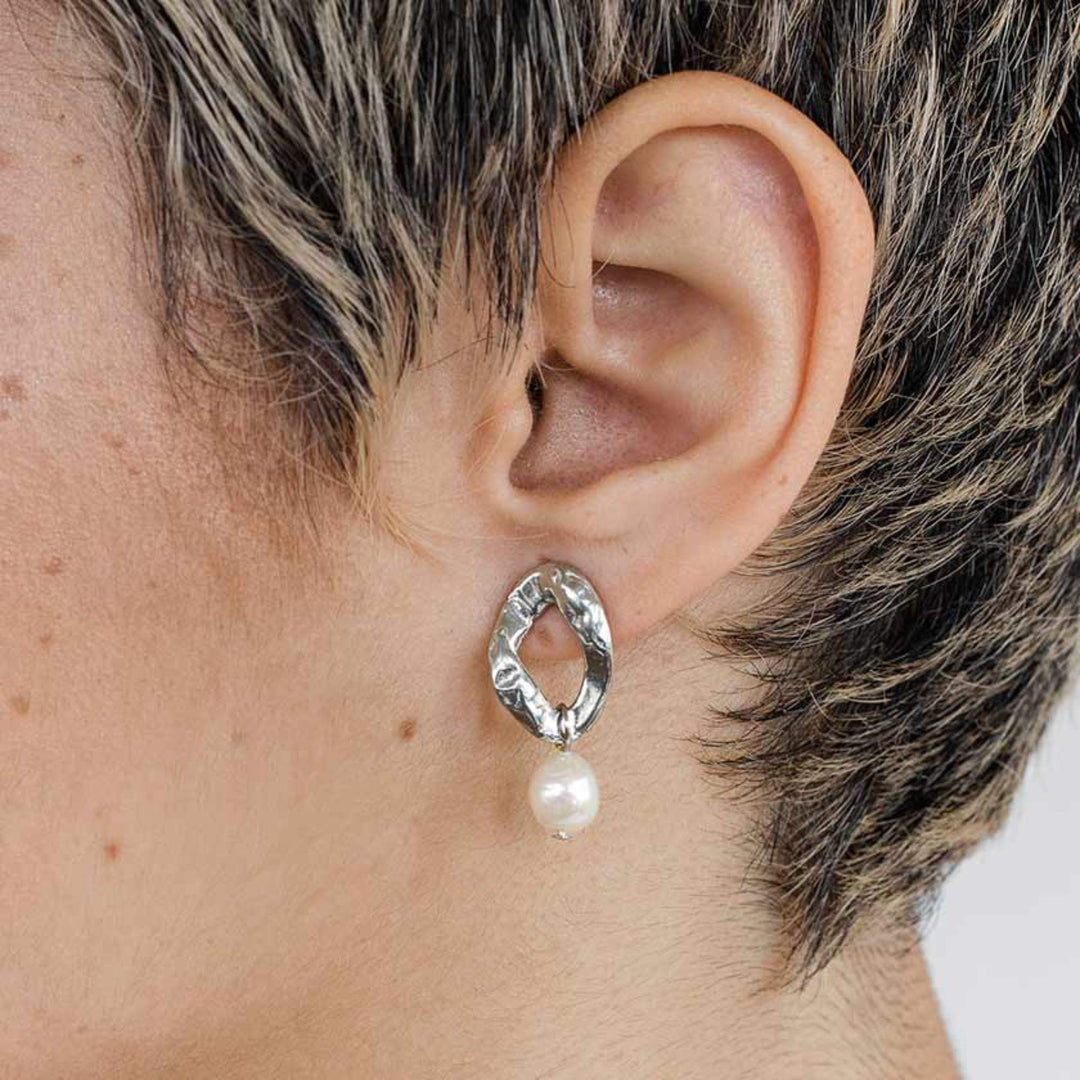 Femme portant une Boucle d'oreille Anne-Marie Chagnon Jyde en étain avec une perle au bout