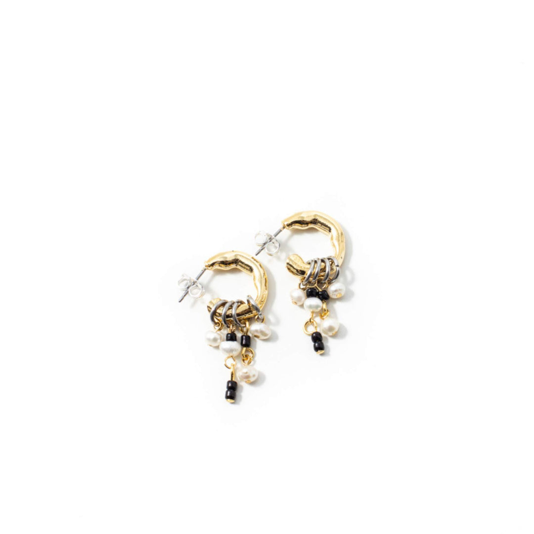 Boucles d'oreilles Anne-Marie Chagnon Lyona avec anneaux dorées, perles et billes noires