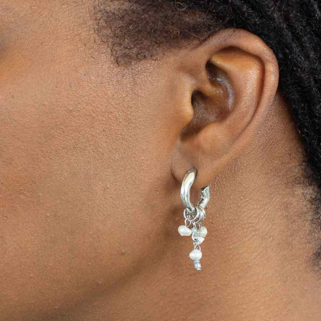 Femme portant des Boucles d'oreilles Anne-Marie Chagnon Lyona avec anneaux argentés et perles