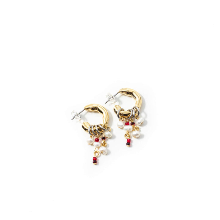 Boucles d'oreilles Anne-Marie Chagnon Lyona avec anneaux dorées, perles et billes rouges