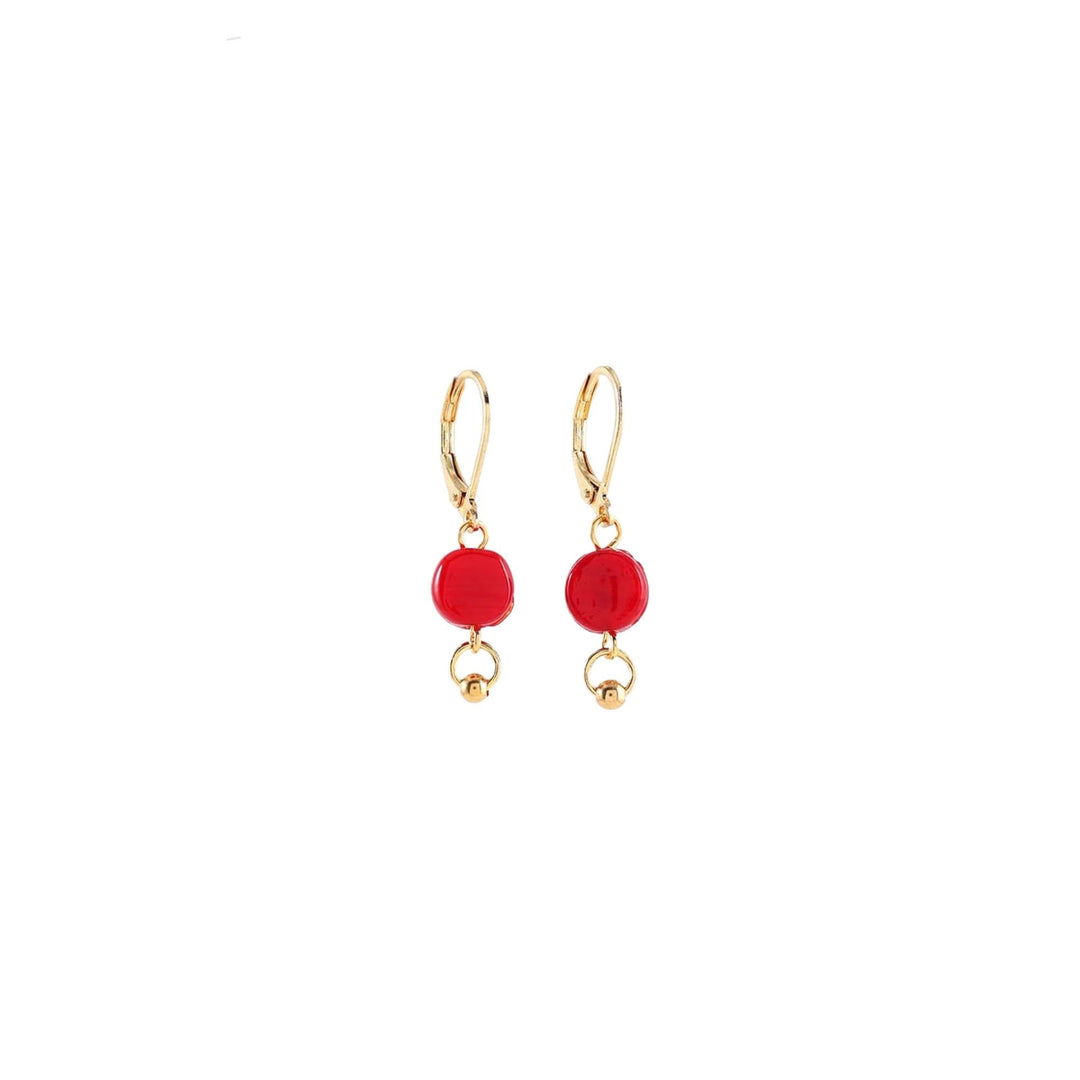 Boucles d'oreilles dorées avec bille rouge suspendue par Anne-Marie Chagnon