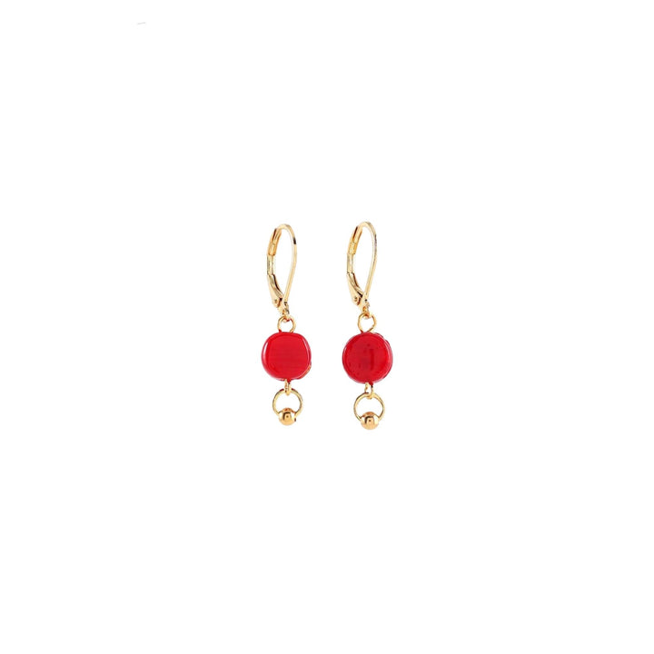 Boucles d'oreilles dorées avec bille rouge suspendue par Anne-Marie Chagnon
