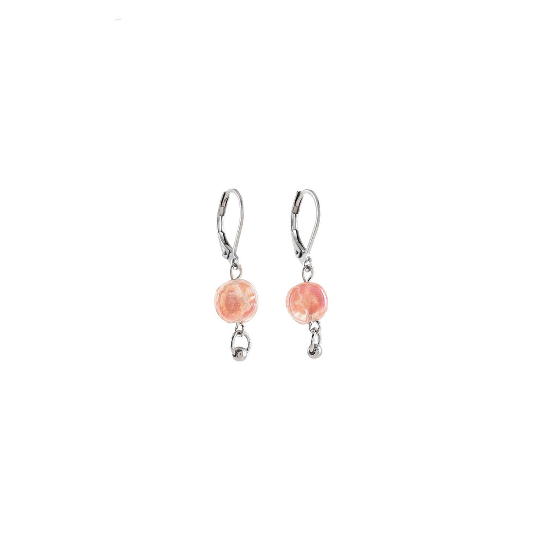 Boucles d'oreilles avec bille rose suspendue par Anne-Marie Chagnon