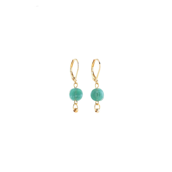 Boucles d'oreilles dorées avec pierre turquoise suspendue par Anne-Marie Chagnon