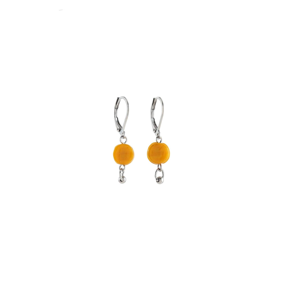 Boucles d'oreilles avec bille orange suspendue par Anne-Marie Chagnon