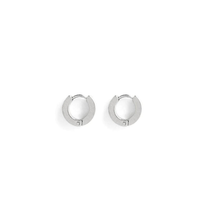 Boucles d'oreilles en anneau argenté par welldunn vues de côté