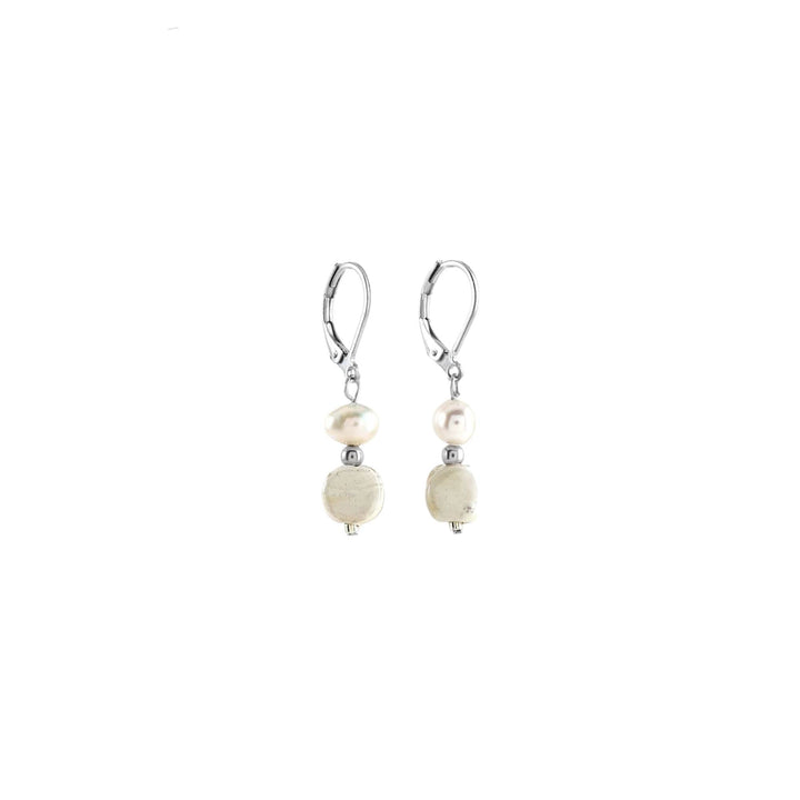Boucles d'oreilles avec perle et pierre blanche suspendues par Anne-marie Chagnon