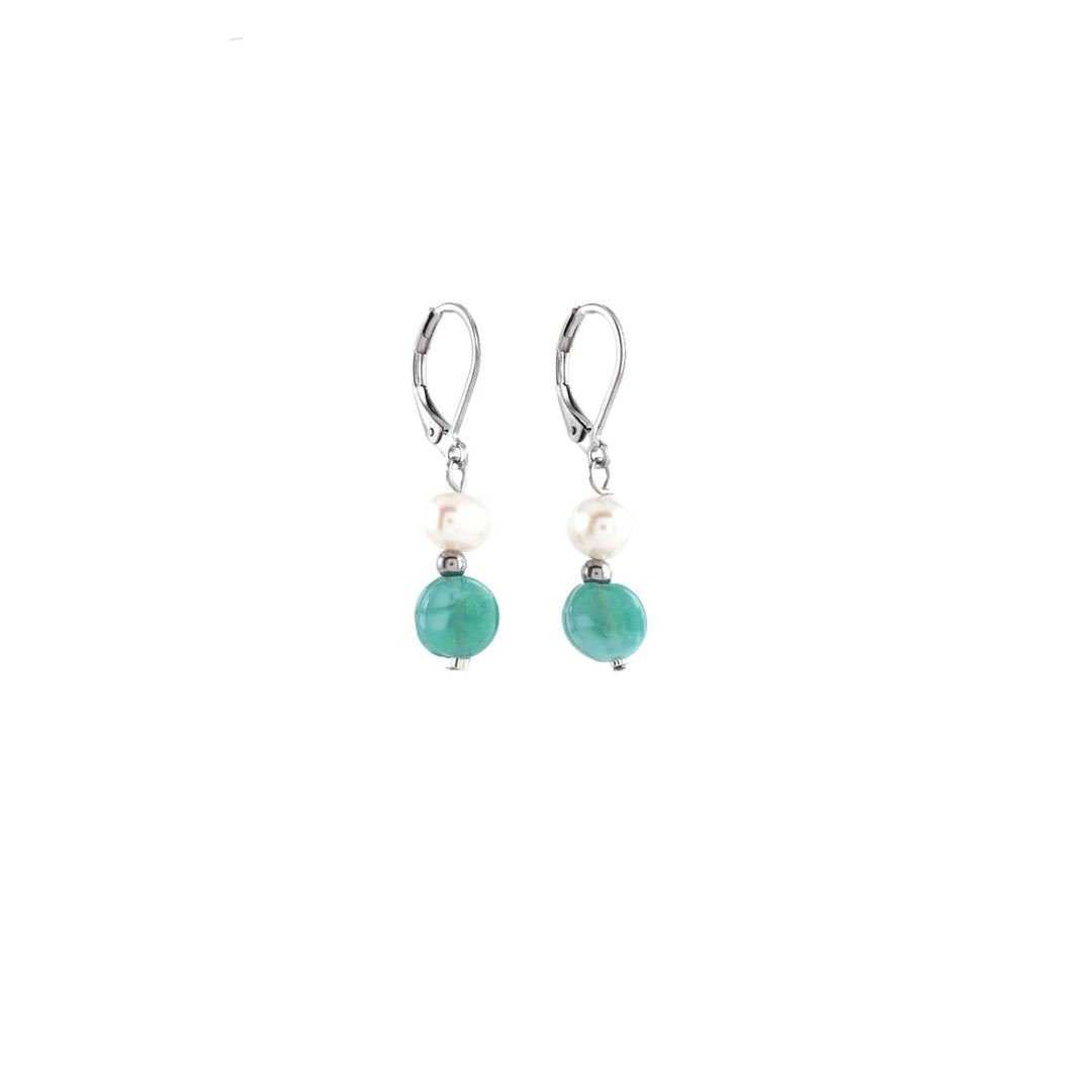 Boucles d'oreilles avec une perle suspendue et une bille turquoise par Anne-Marie Chagnon