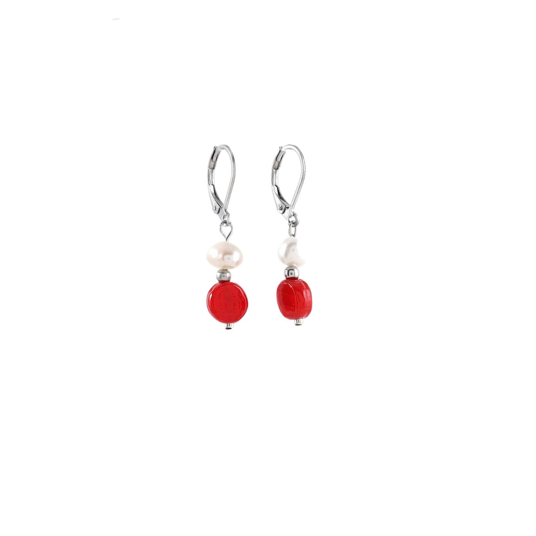 Boucles d'oreilles suspendues avec une perle et une bille rouge par Anne-marie Chagnon