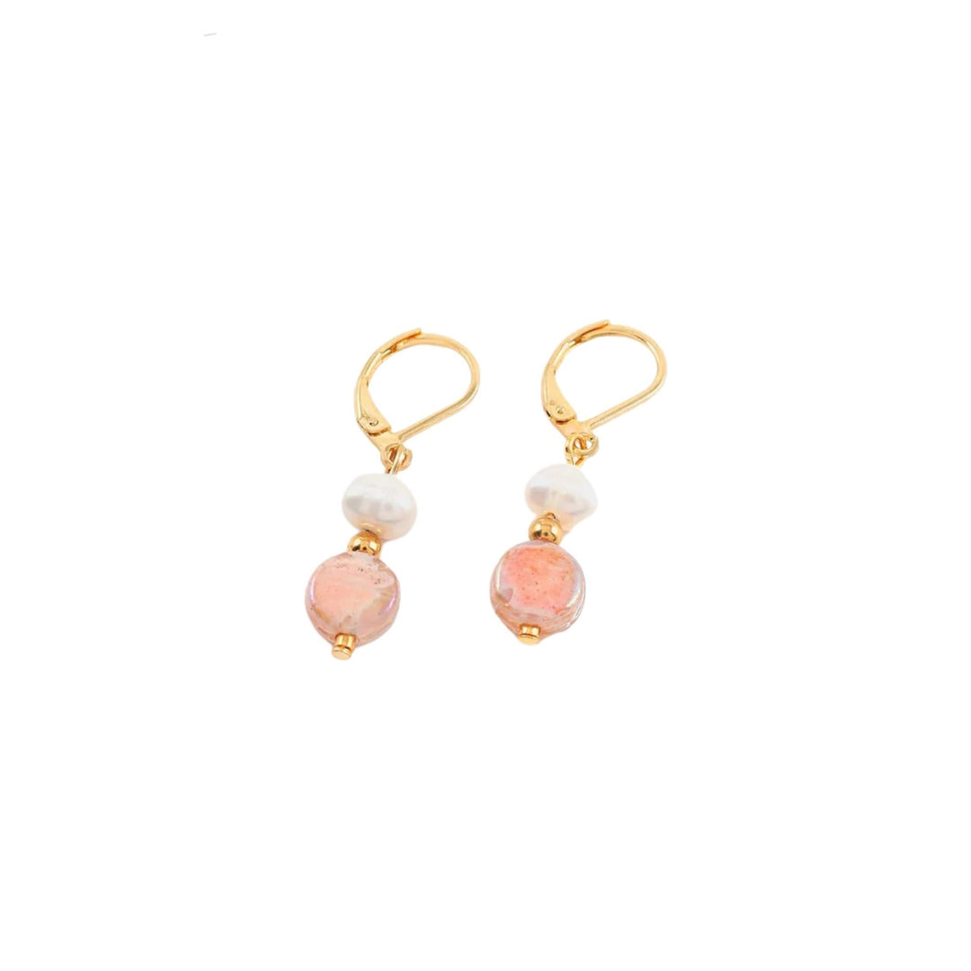 Boucles d'oreilles avec crochet doré, perle et pierre rose suspendue par Anne-Marie Chagnon déposées