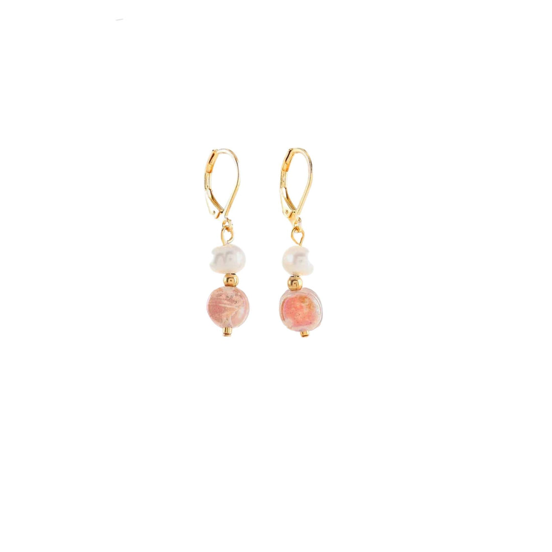 Boucles d'oreilles avec crochet doré, perle et pierre rose suspendue par Anne-Marie Chagnon