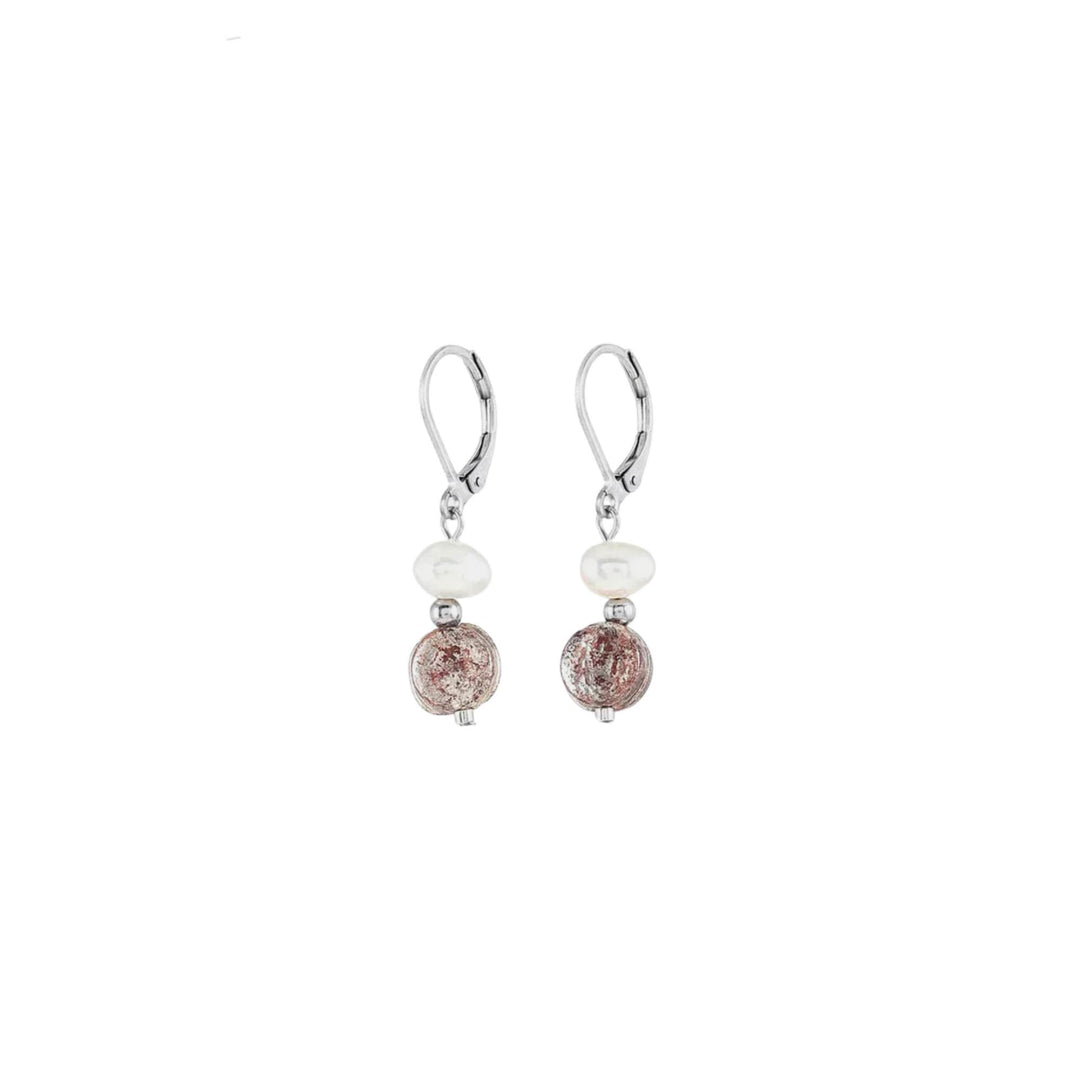 Boucles d'oreilles avec bille brune suspendue et perle par Anne-Marie Chagnon