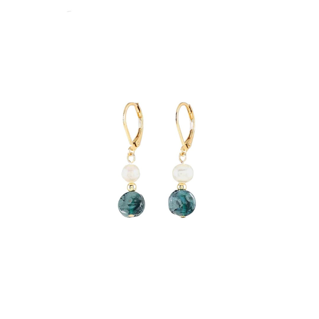 Boucles d'oreilles dorées avec perle et bille turquoise au bout par ANne-Marie Chagnon