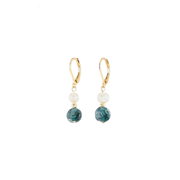 Boucles d'oreilles dorées avec perle et bille turquoise au bout par ANne-Marie Chagnon