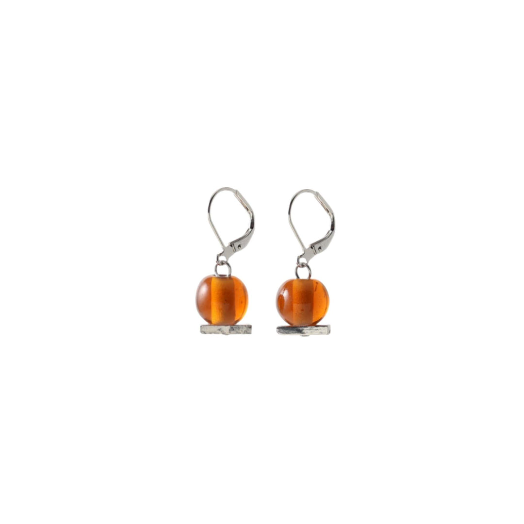 Boucles d'oreilles argentées avec bille orange suspendue par Anne-Marie Chagnon