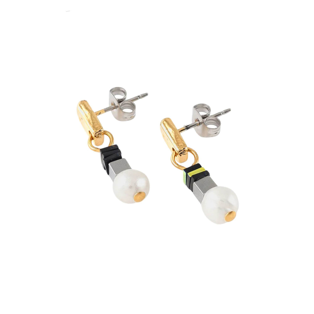 Boucles d'oreilles argentées et dorées avec billes en verre et une perle par Anne-Marie Chagnon vues de près