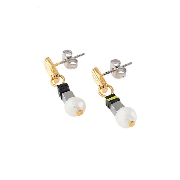 Boucles d'oreilles argentées et dorées avec billes en verre et une perle par Anne-Marie Chagnon vues de près