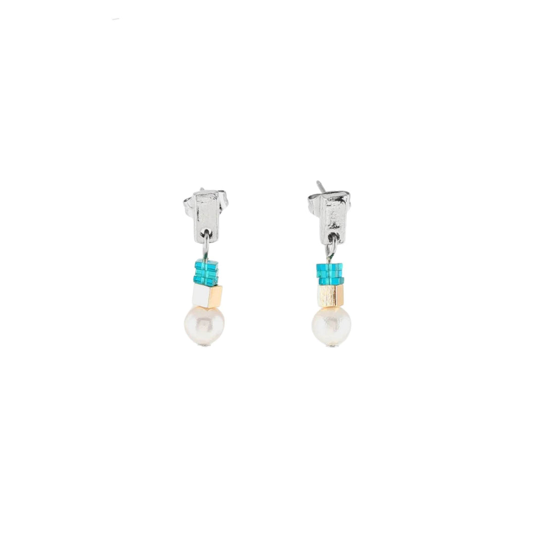 Boucles d'oreilles argentées avec bille turquoise et perle suspendue par Anne-Marie Chagnon