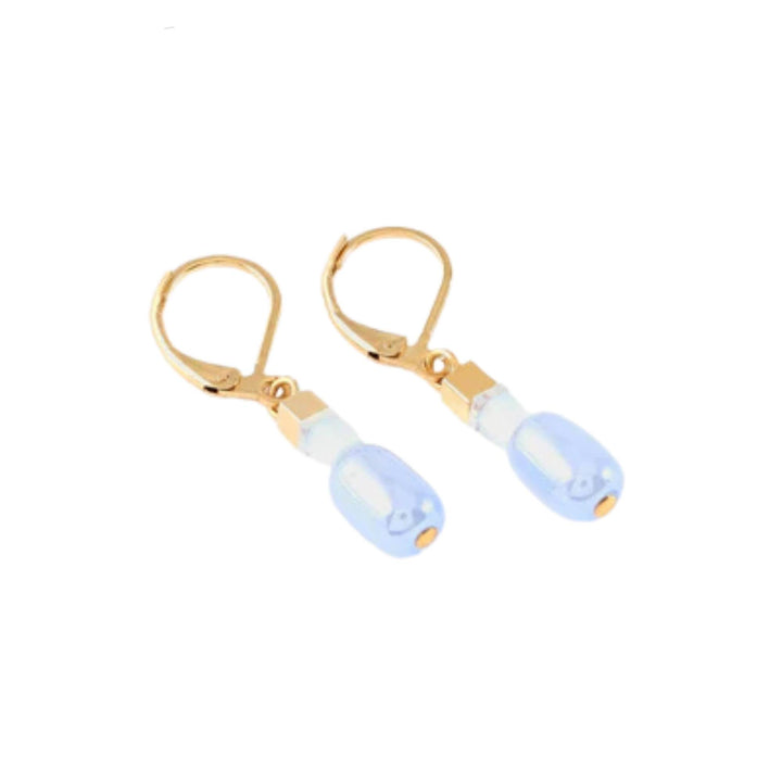 Boucles d'oreilles dorées avec billes bleues par Anne-Marie Chagnon vues de près