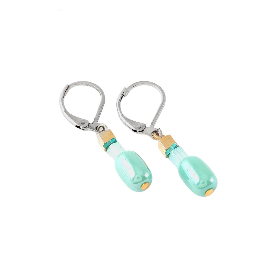 Boucles d'oreilles argentées avec billes turquoises suspendues par Anne-Marie Chagnon vues de près