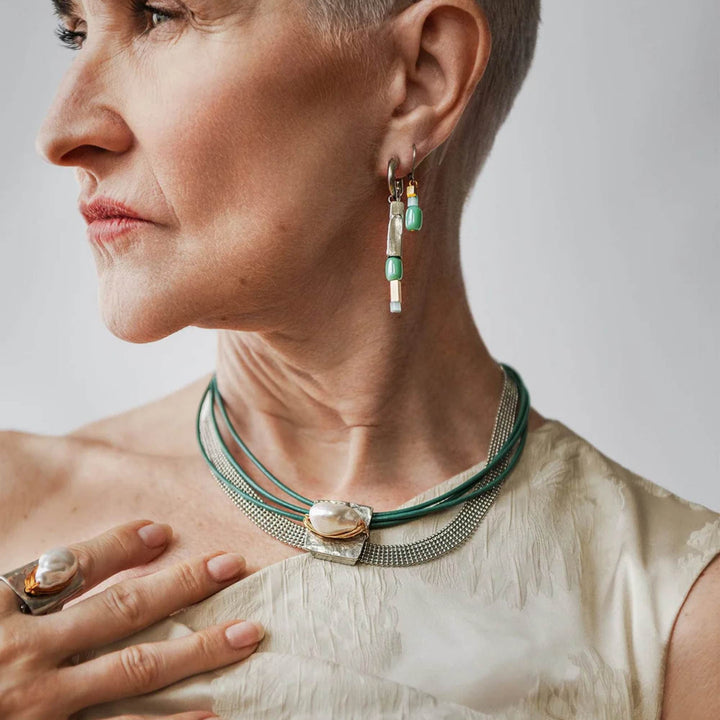 Femme portant des Boucles d'oreilles argentées avec billes turquoises suspendues par Anne-Marie Chagnon