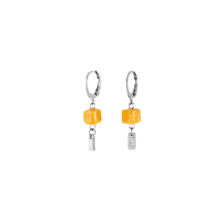 Boucles d'oreilles avec cube jaune de verre et rectangle argenté suspendu par Anne-Marie Chagnon