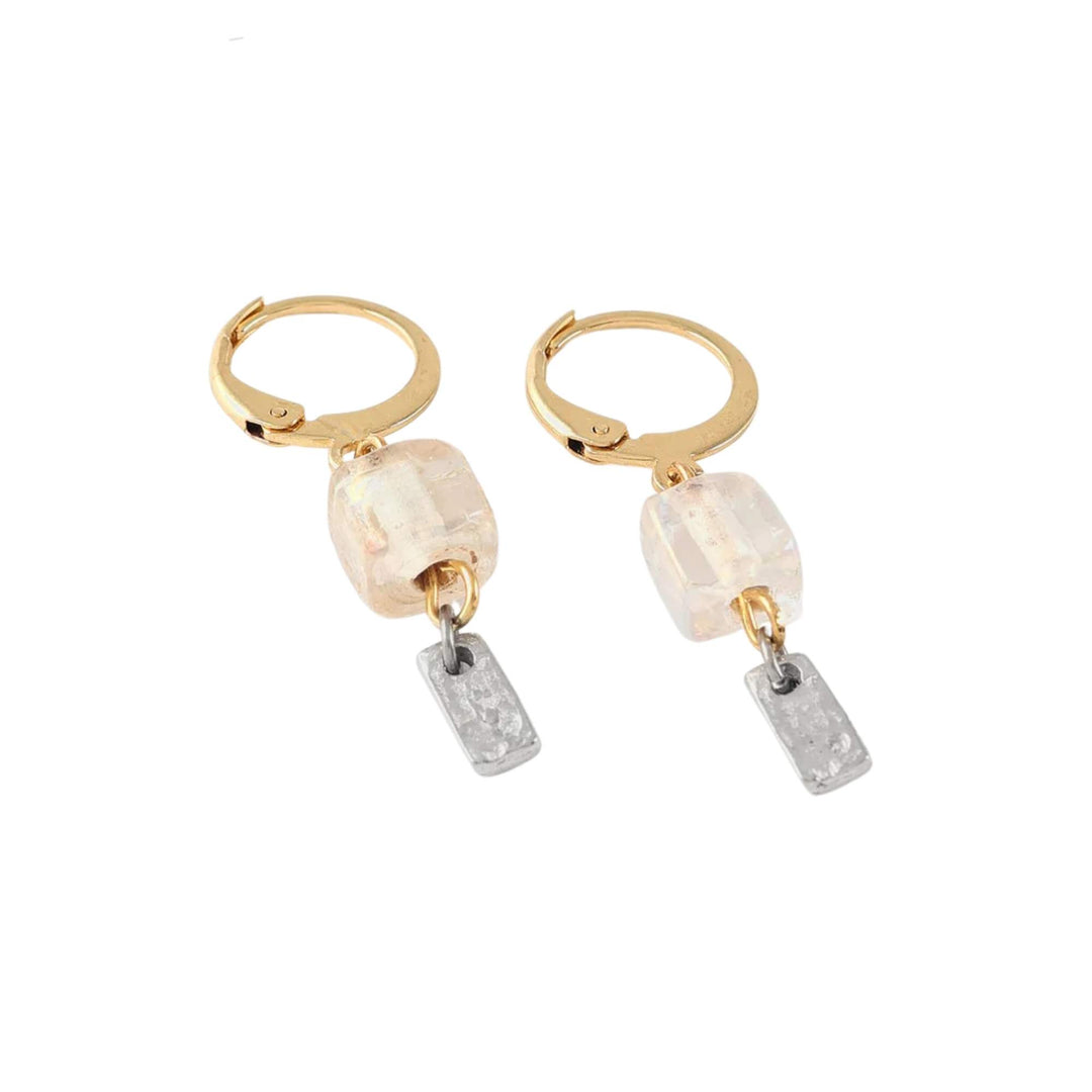 Boucles d'oreilles avec cube transparent et rectangle argenté suspendu par Anne-Marie Chagnon