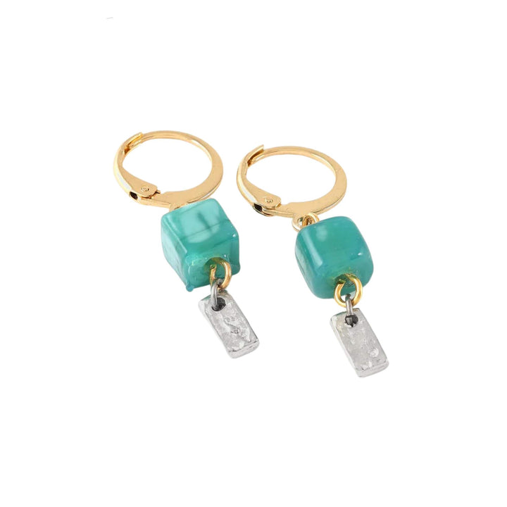 Boucles d'oreilles avec cube turquoise de verre et rectangle argenté suspendu par Anne-Marie Chagnon vues de près