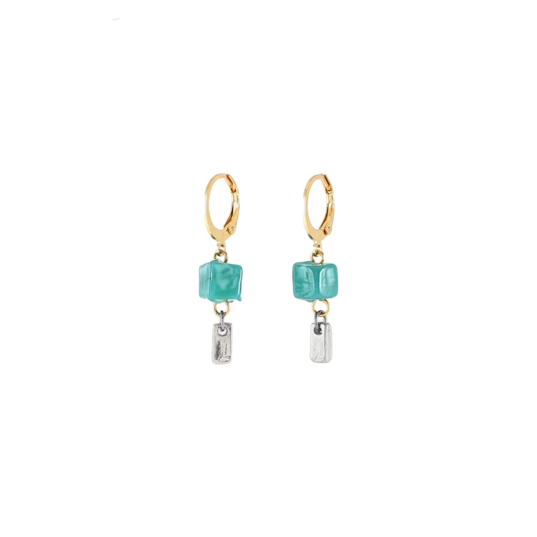Boucles d'oreilles avec cube turquoise de verre et rectangle argenté suspendu par Anne-Marie Chagnon