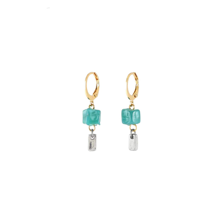 Boucles d'oreilles avec cube turquoise de verre et rectangle argenté suspendu par Anne-Marie Chagnon