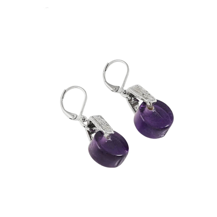 Boucles d'oreilles en verre mauve et argentées par Anne-Marie Chagnon vues de dessus