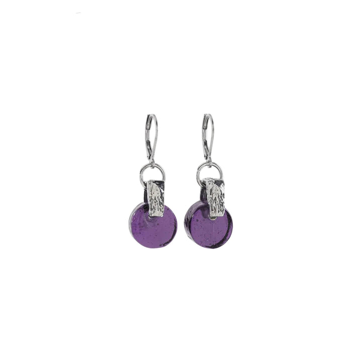 Boucles d'oreilles en verre mauve et argentées par Anne-Marie Chagnon