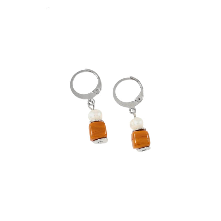 Boucles d'oreilles avec carré orange suspendu et perle par Anne-Marie Chagnon vues de dessus