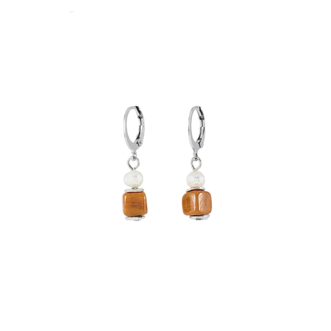 Boucles d'oreilles avec carré orange suspendu et perle par Anne-Marie Chagnon