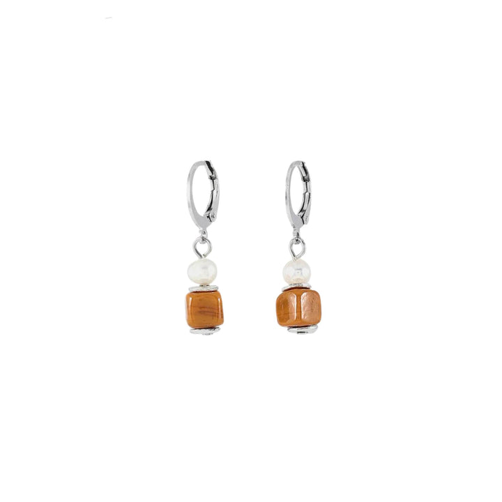Boucles d'oreilles avec carré orange suspendu et perle par Anne-Marie Chagnon