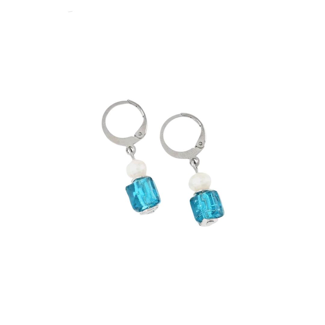 Boucles d'oreilles avec carré bleu suspendu et crochet argenté par Anne-Marie Chagnon vue de dessus