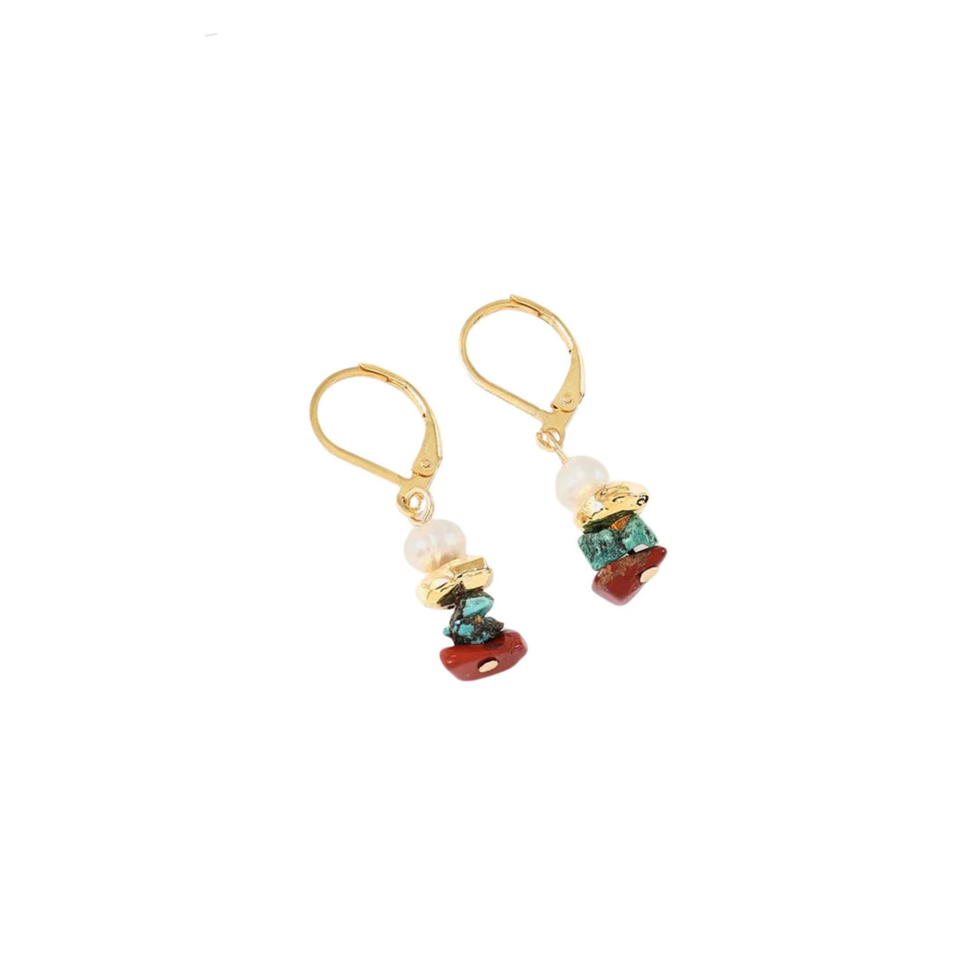 Boucles d'oreilles dorées avec pierres turquoises et rouges par Anne-Marie Chagnon vues de dessus