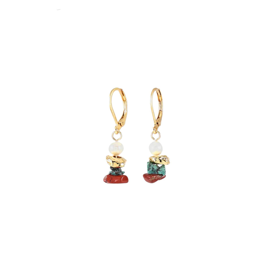 Boucles d'oreilles dorées avec pierres turquoises et rouges suspendues par Anne-Marie Chagnon
