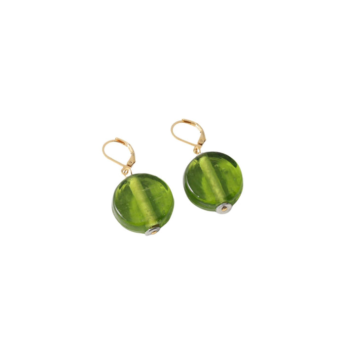 Boucles d'oreilles rondes en verre de couleur verte avec crochet doré par Anne-Marie Chagnon vues en angle