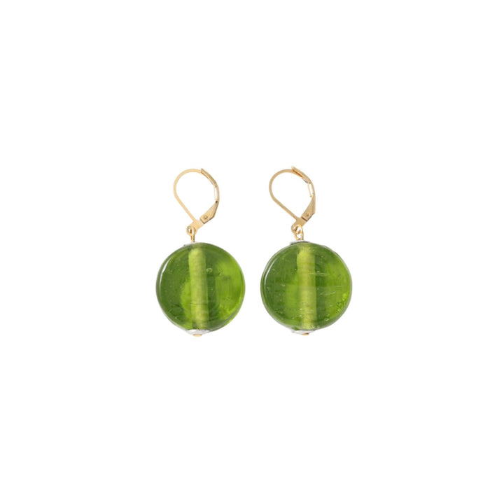 Boucles d'oreilles rondes en verre de couleur verte avec crochet doré par Anne-Marie Chagnon 