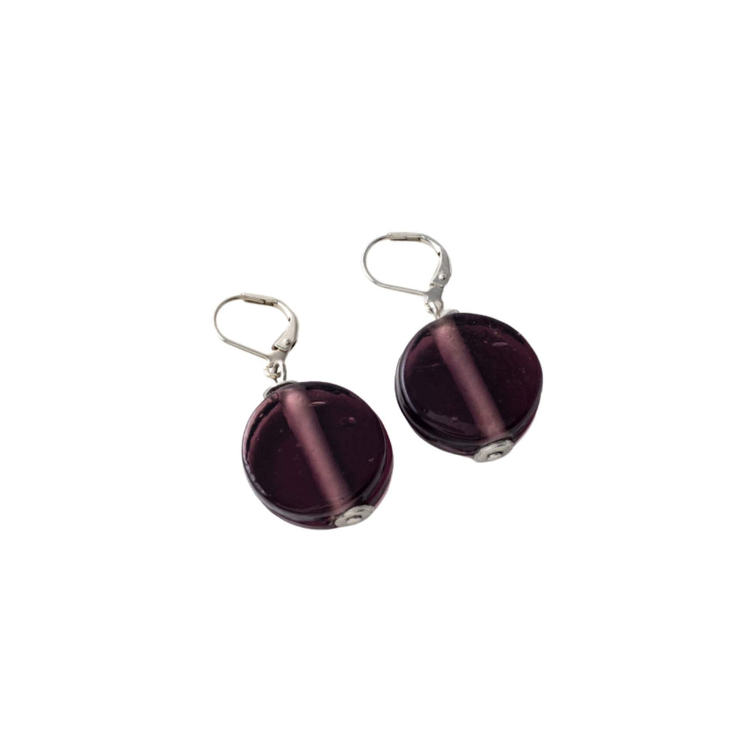 Boucles d'oreilles rondes mauves par Anne-Marie Chagnon vues en angle