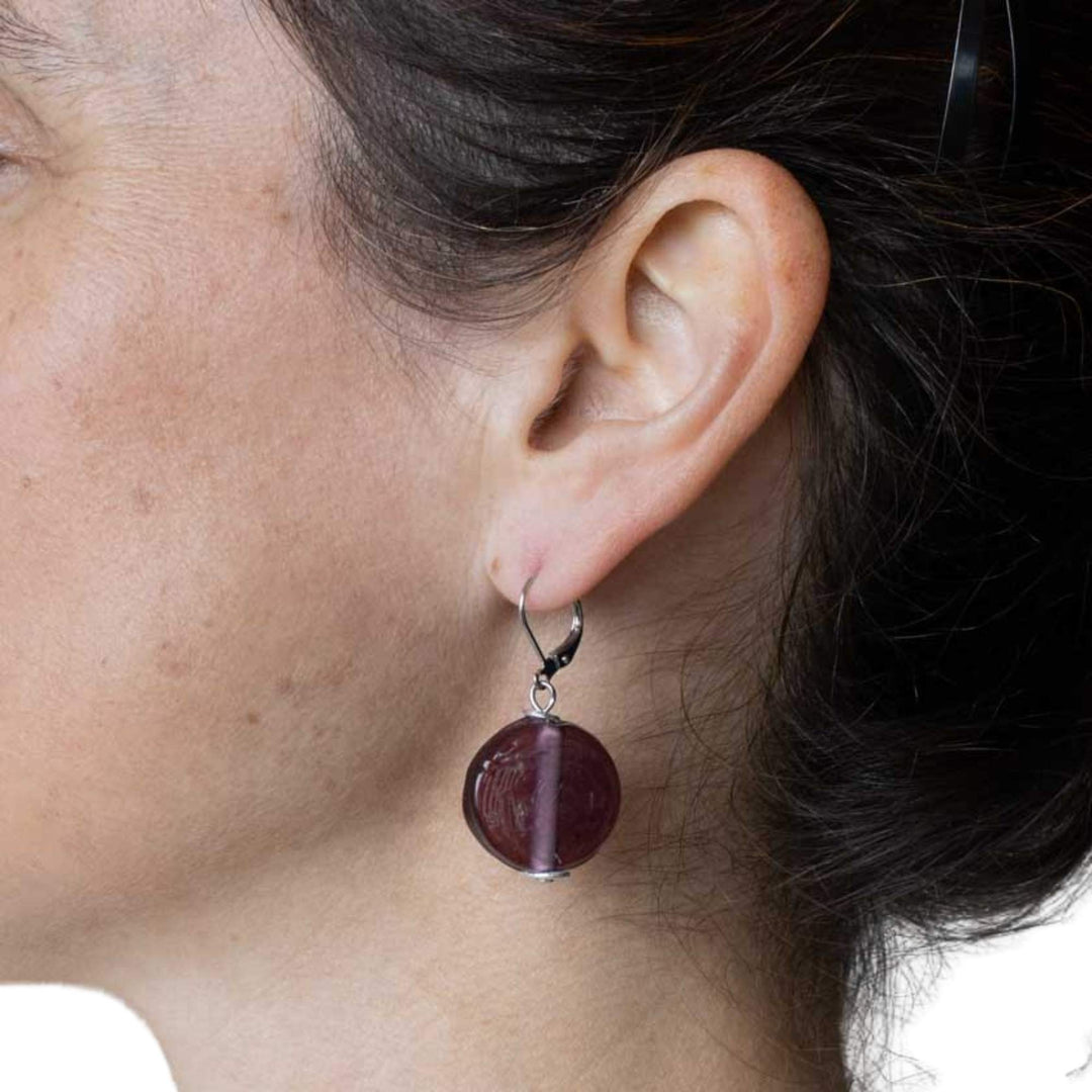 Femme portant des Boucles d'oreilles rondes mauves par Anne-Marie Chagnon