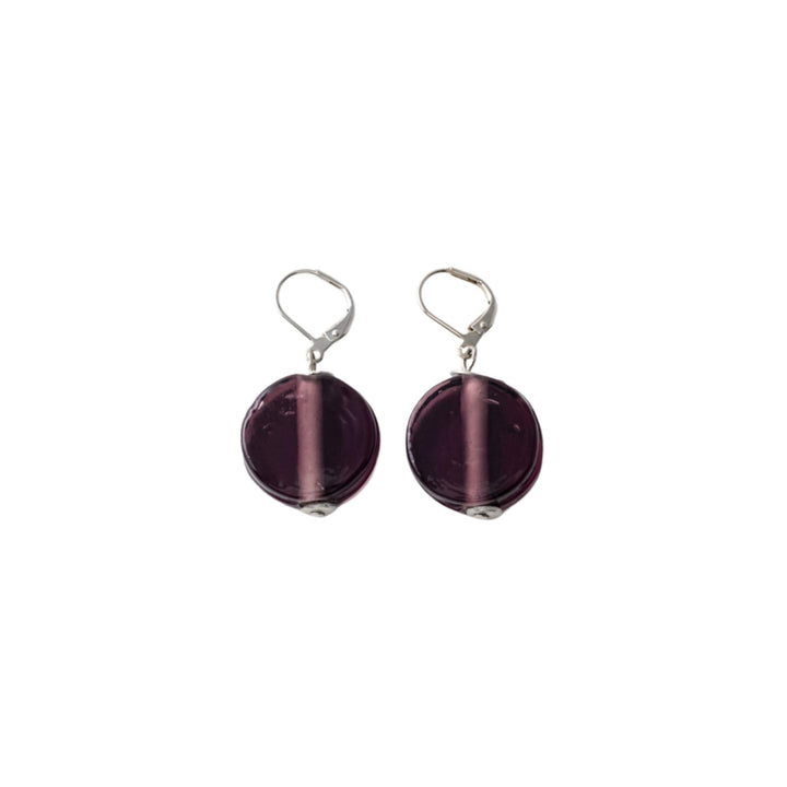 Boucles d'oreilles rondes mauves par Anne-Marie Chagnon vues de devant